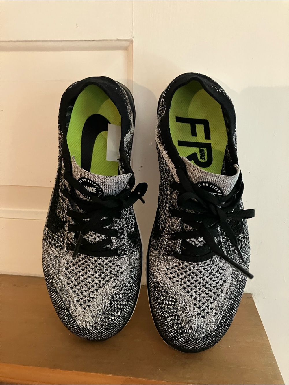 Nike Women’s Free Black/White Sneakers Neon Green Insoles